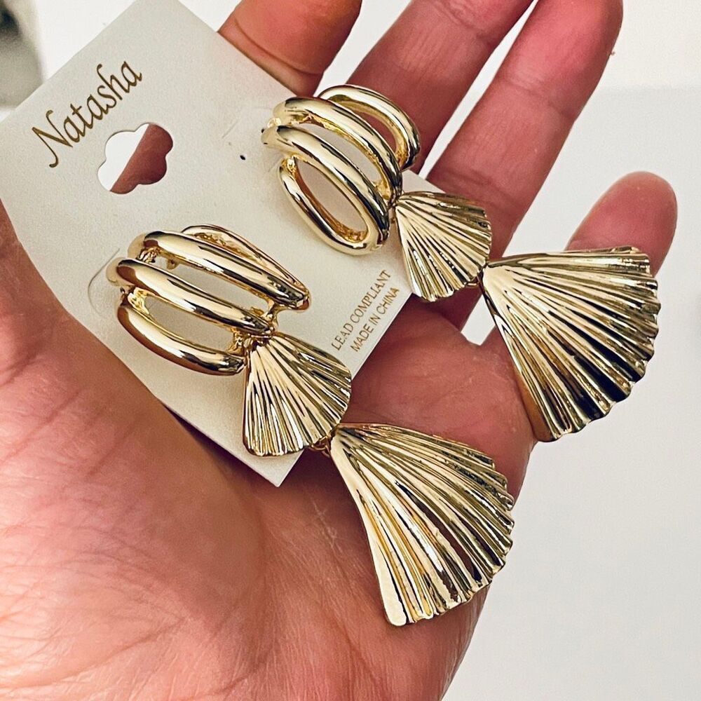 NWT Gorgeous Natasha Gold Long 3” Big Shiny Shells / Fans Dangling Earrings